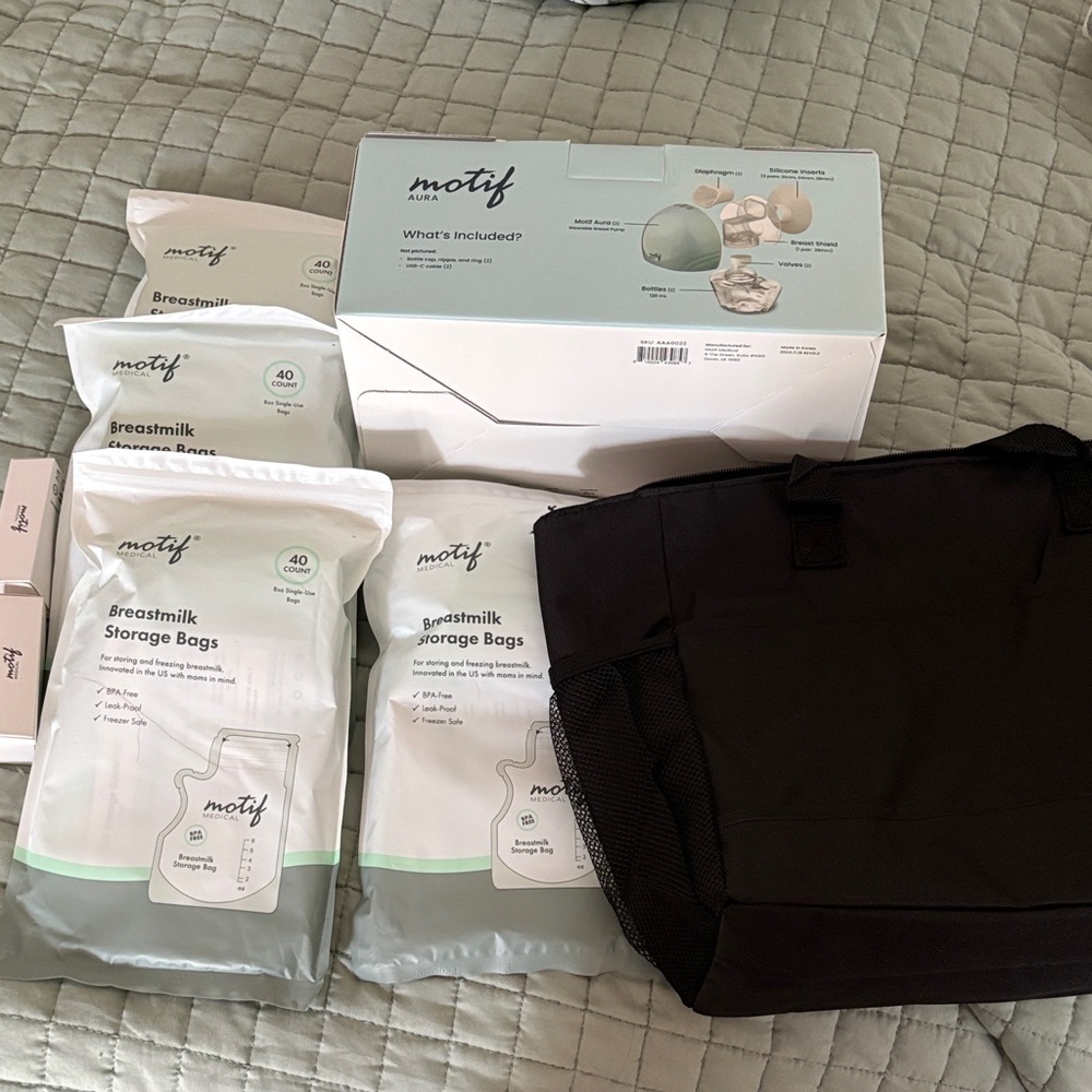 Wearable Motif Aura Breastpump + Breastmilk Storage Bags + Tote in Black